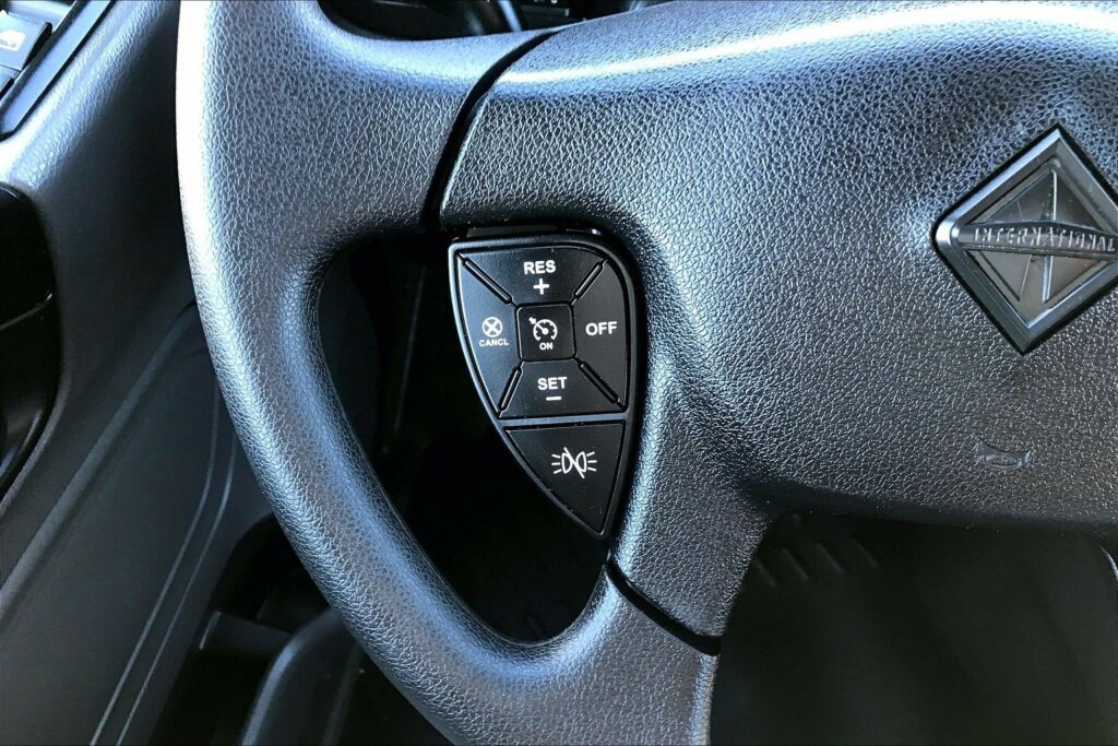 2022 CUM LT625 6×4 Sleeper