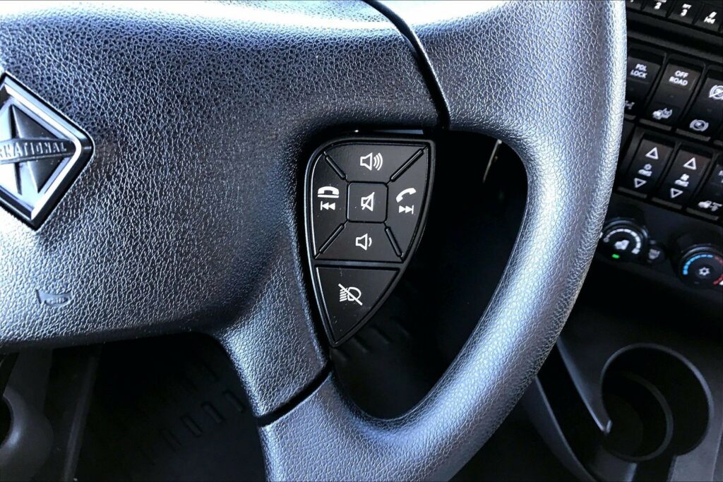 2022 CUM LT625 6×4 Sleeper