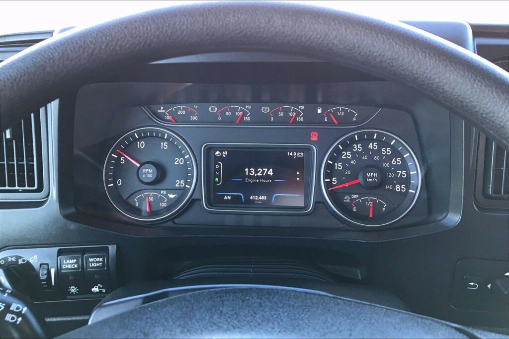 2022 CUM LT625 6×4 Sleeper