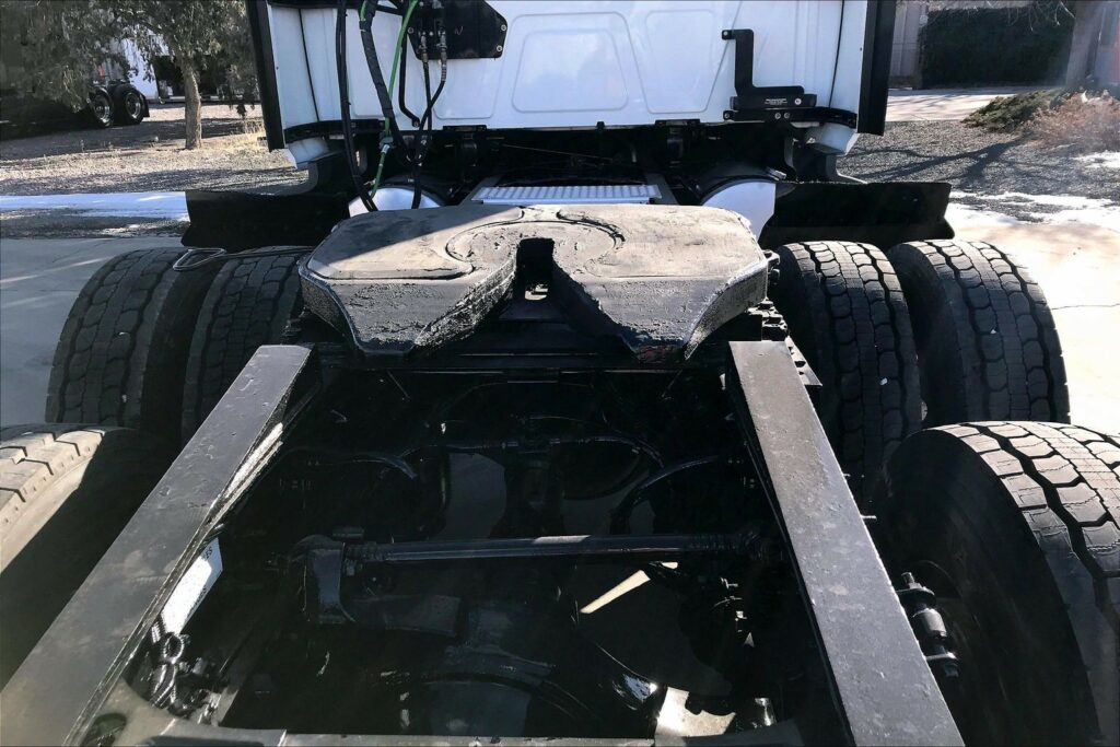 2022 CUM LT625 6×4 Sleeper