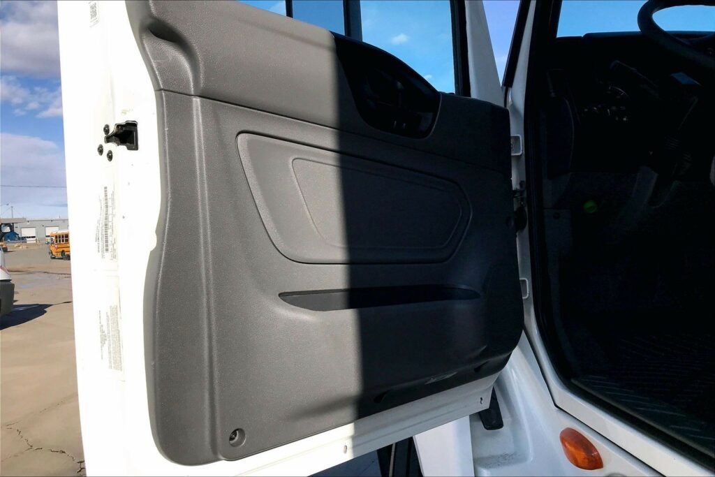 2022 CUM LT625 6×4 Sleeper