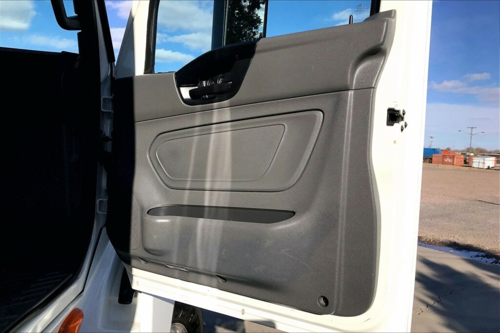 2022 CUM LT625 6×4 Sleeper