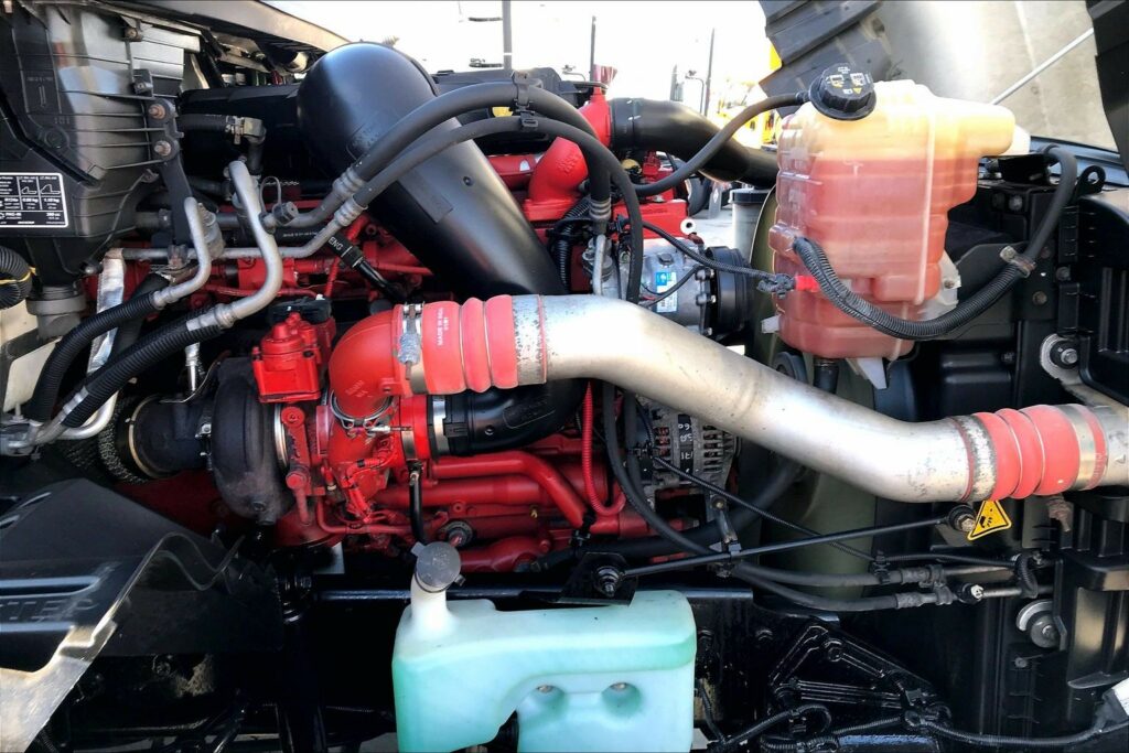 2022 CUM LT625 6×4 Sleeper