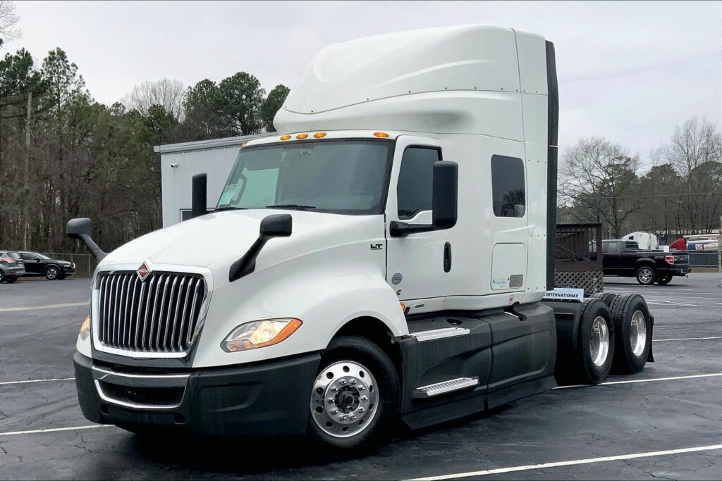 2022 CUM LT625 6×4 Sleeper