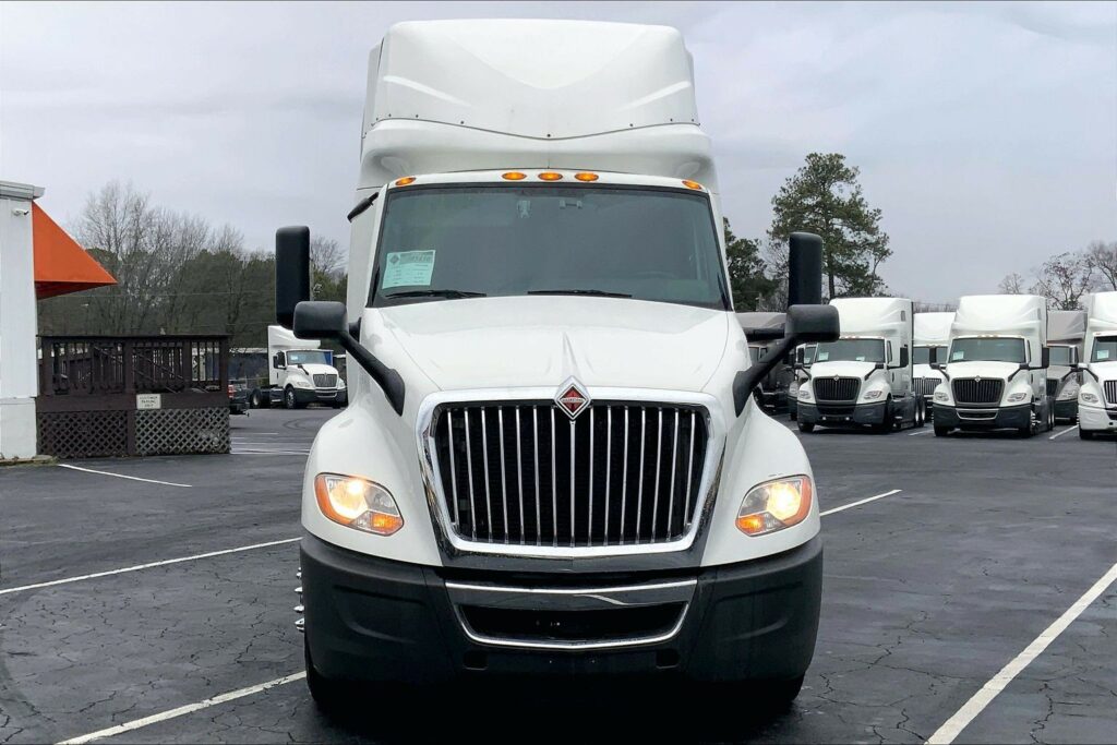 2022 CUM LT625 6×4 Sleeper