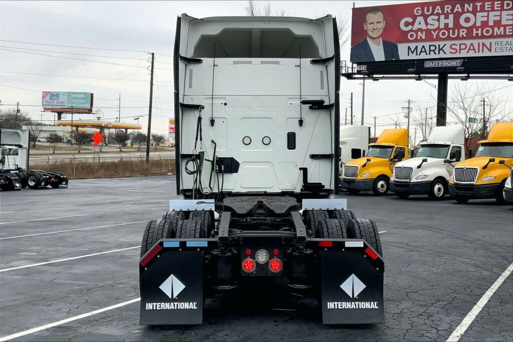 2022 CUM LT625 6×4 Sleeper