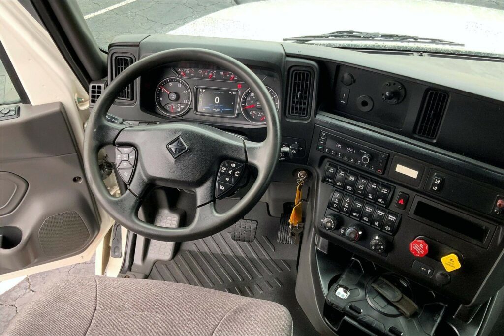 2022 CUM LT625 6×4 Sleeper