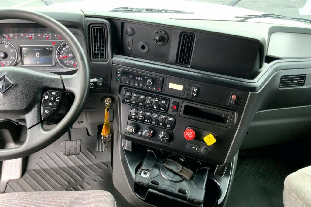 2022 CUM LT625 6×4 Sleeper