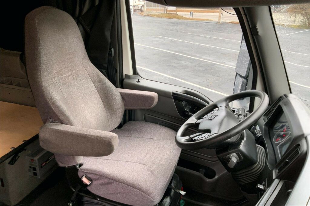 2022 CUM LT625 6×4 Sleeper