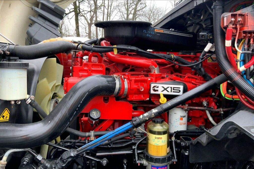 2022 CUM LT625 6×4 Sleeper