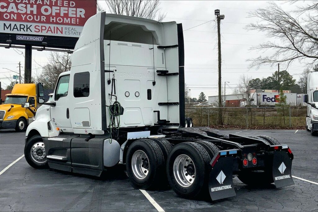 2022 CUM LT625 6×4 Sleeper