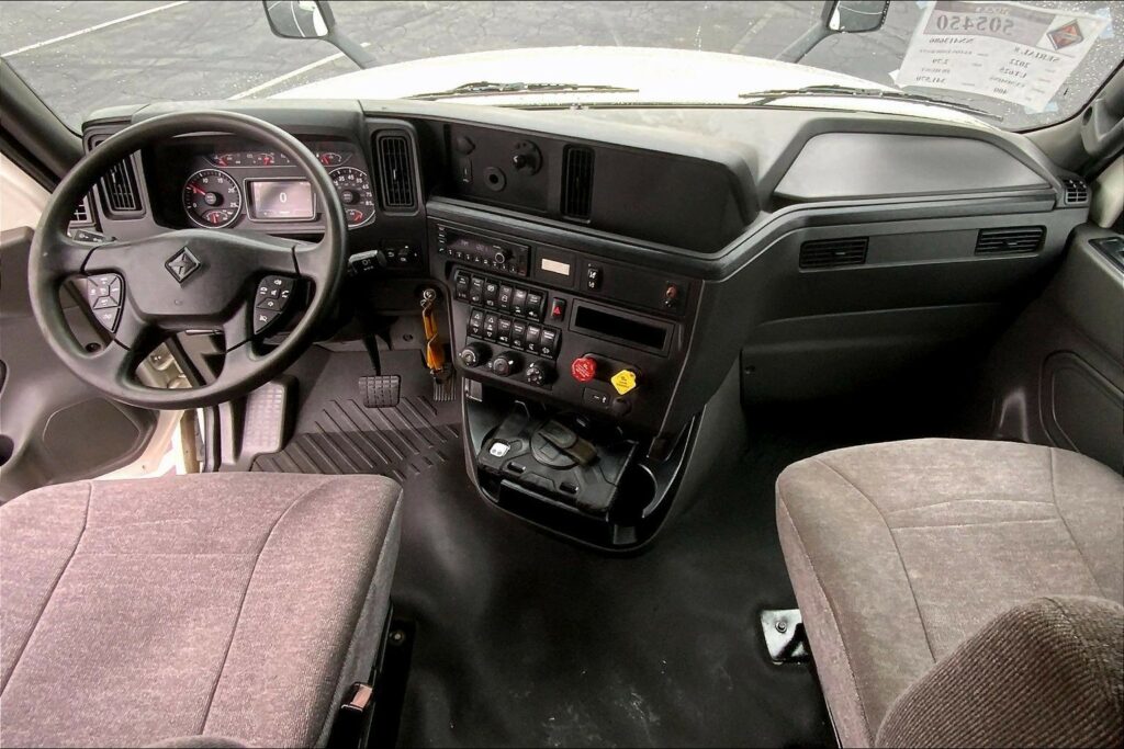 2022 CUM LT625 6×4 Sleeper