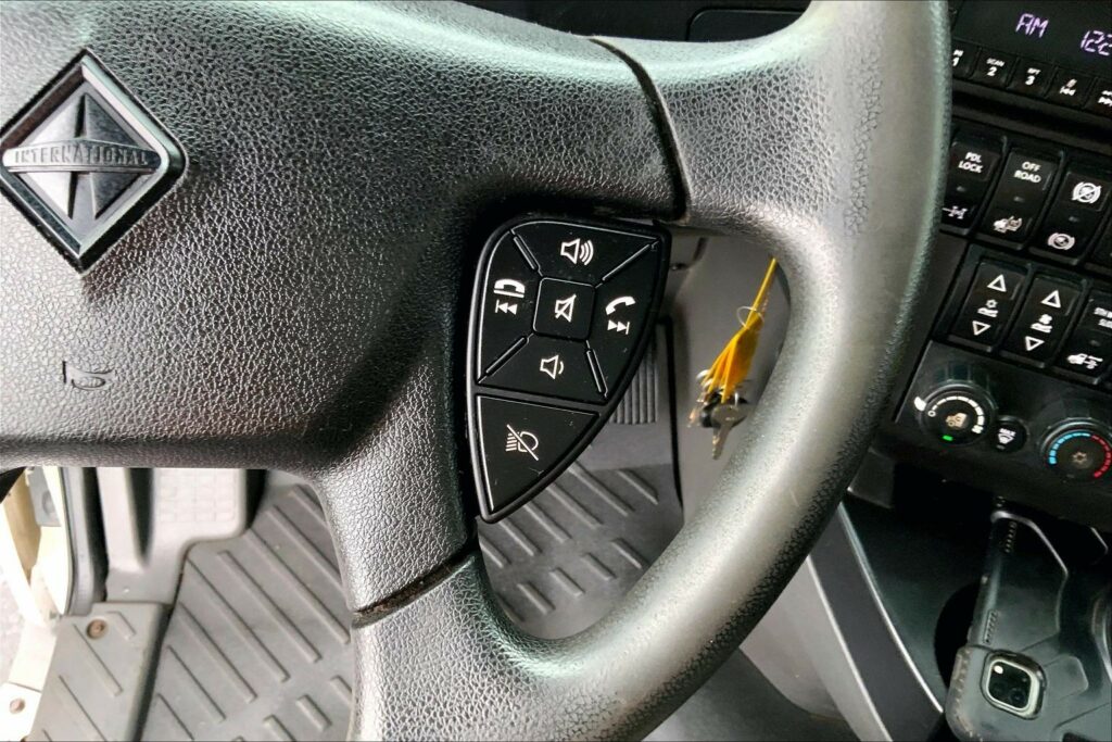 2022 CUM LT625 6×4 Sleeper