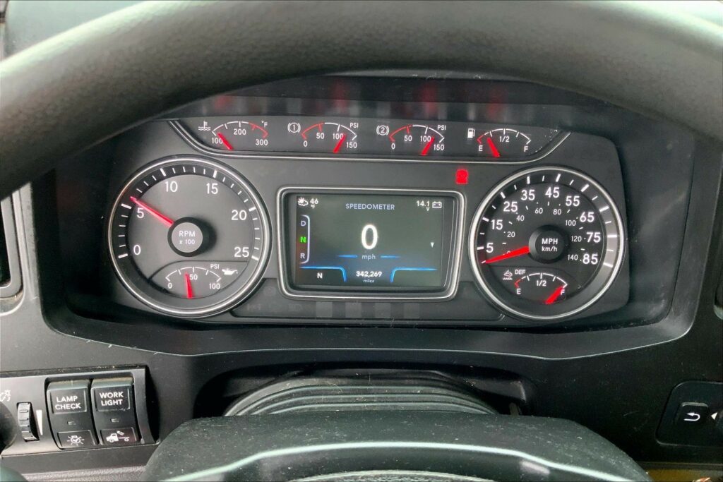 2022 CUM LT625 6×4 Sleeper