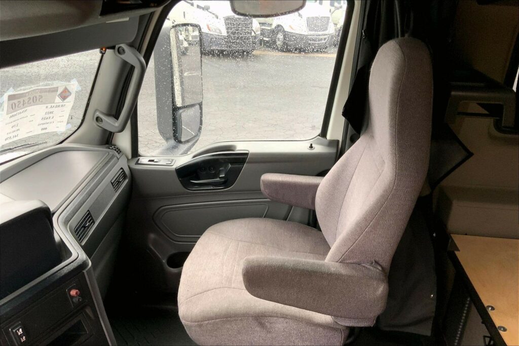 2022 CUM LT625 6×4 Sleeper