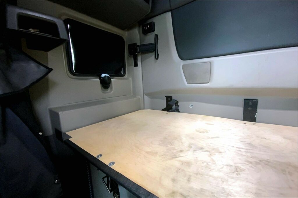 2022 CUM LT625 6×4 Sleeper