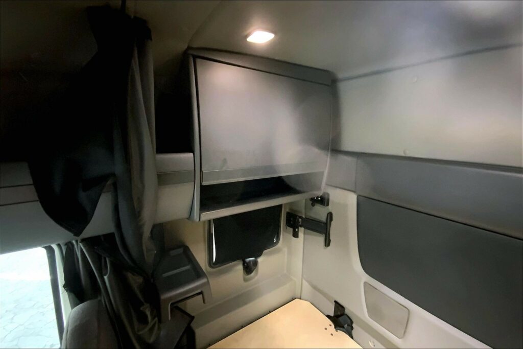 2022 CUM LT625 6×4 Sleeper