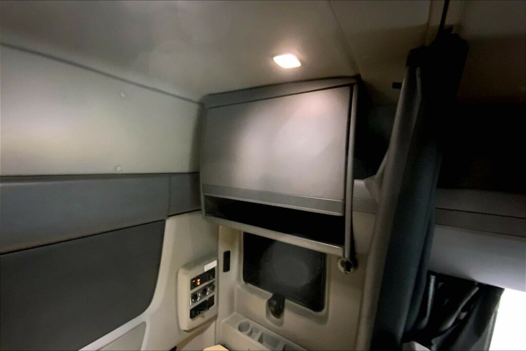 2022 CUM LT625 6×4 Sleeper