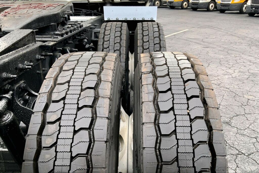 2022 CUM LT625 6×4 Sleeper