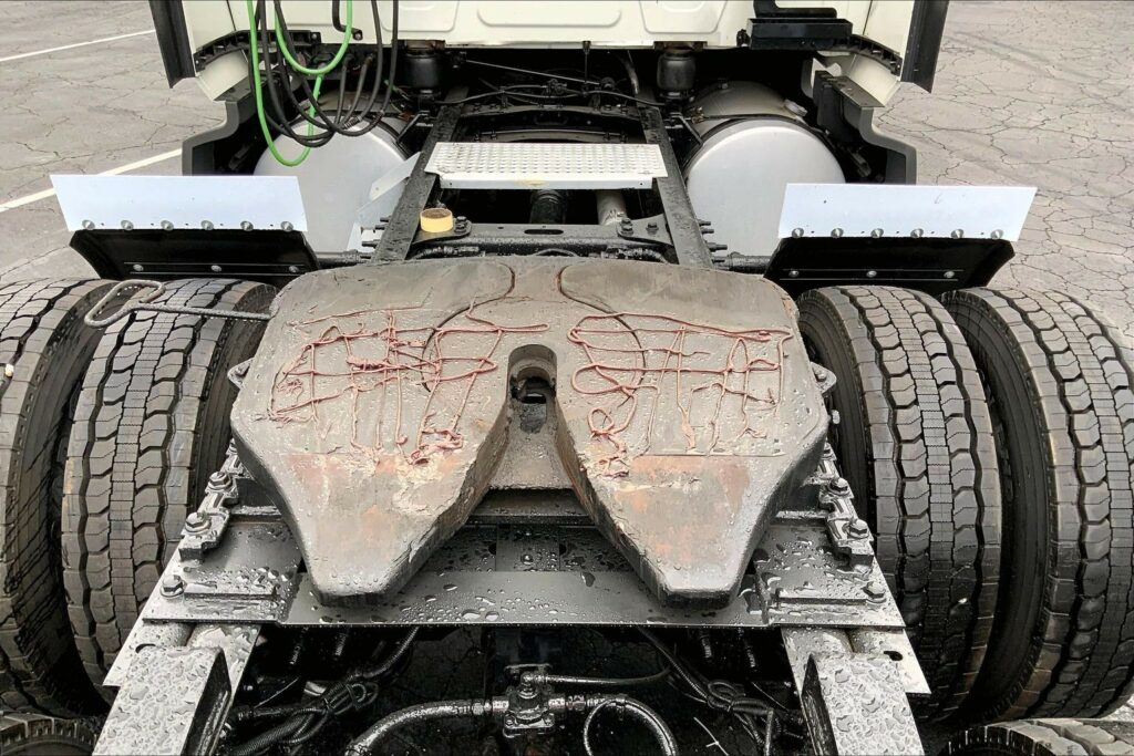 2022 CUM LT625 6×4 Sleeper