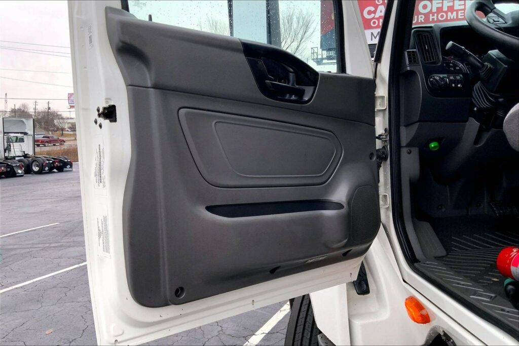 2022 CUM LT625 6×4 Sleeper