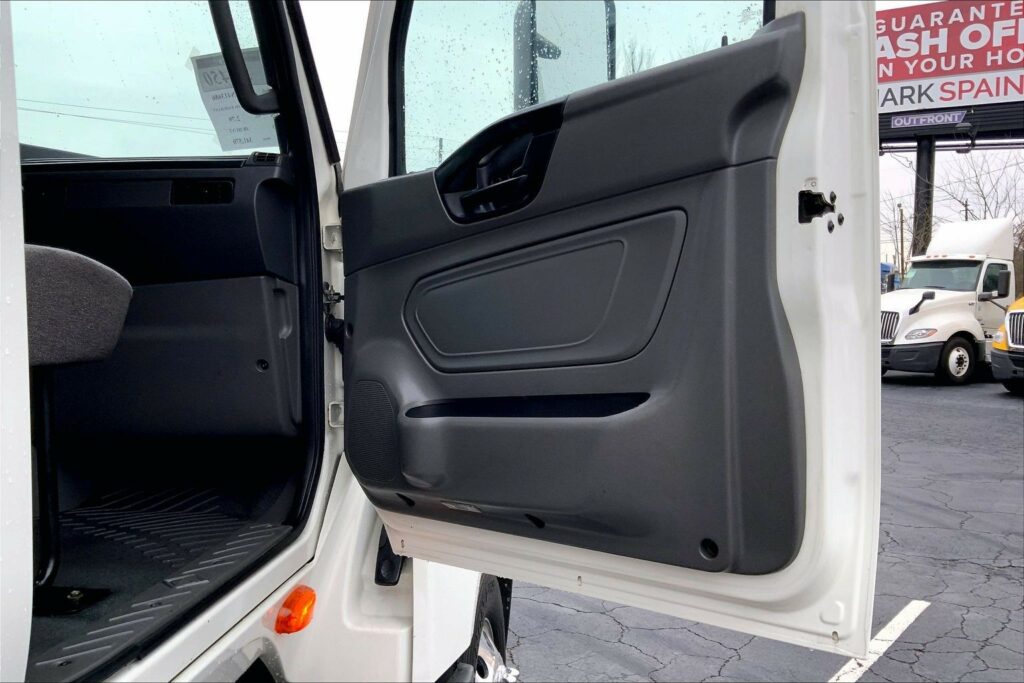 2022 CUM LT625 6×4 Sleeper