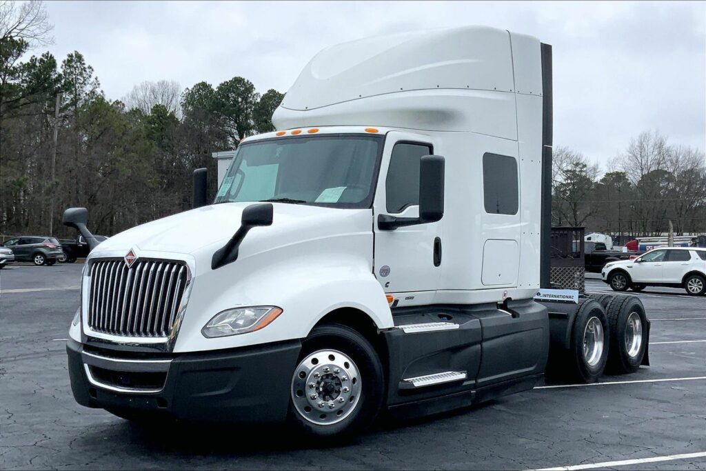 2022 CUM LT625 6×4 Sleeper