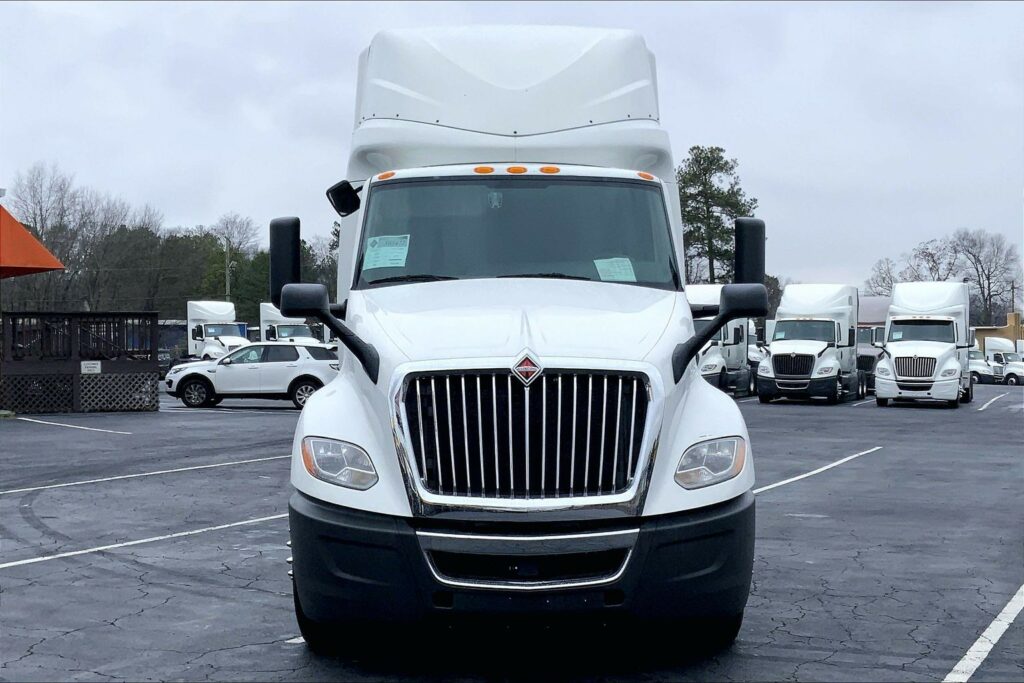 2022 CUM LT625 6×4 Sleeper