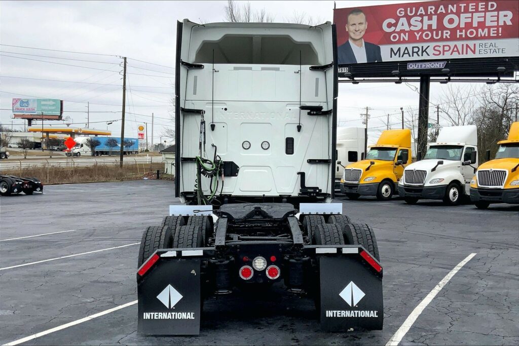 2022 CUM LT625 6×4 Sleeper