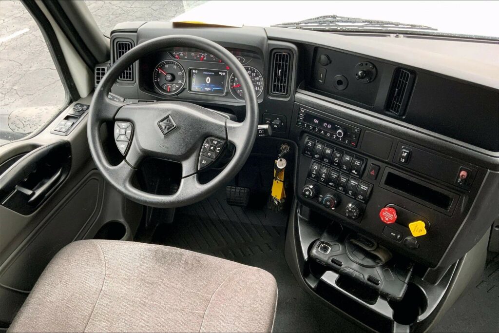 2022 CUM LT625 6×4 Sleeper