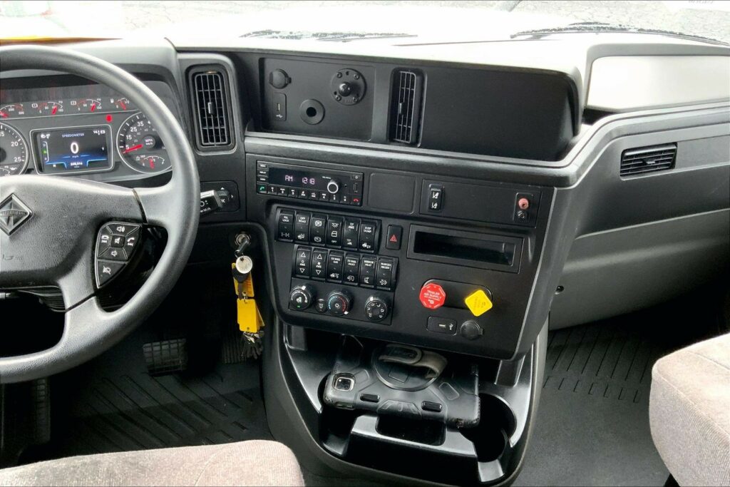 2022 CUM LT625 6×4 Sleeper