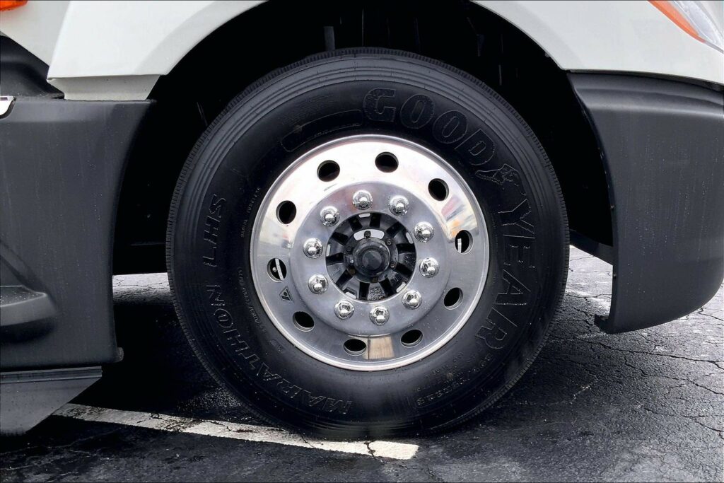 2022 CUM LT625 6×4 Sleeper