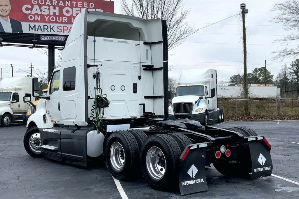 2022 CUM LT625 6×4 Sleeper