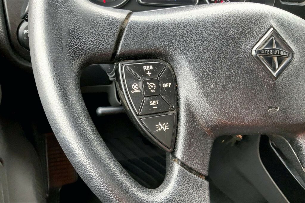 2022 CUM LT625 6×4 Sleeper