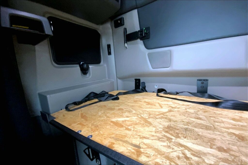 2022 CUM LT625 6×4 Sleeper