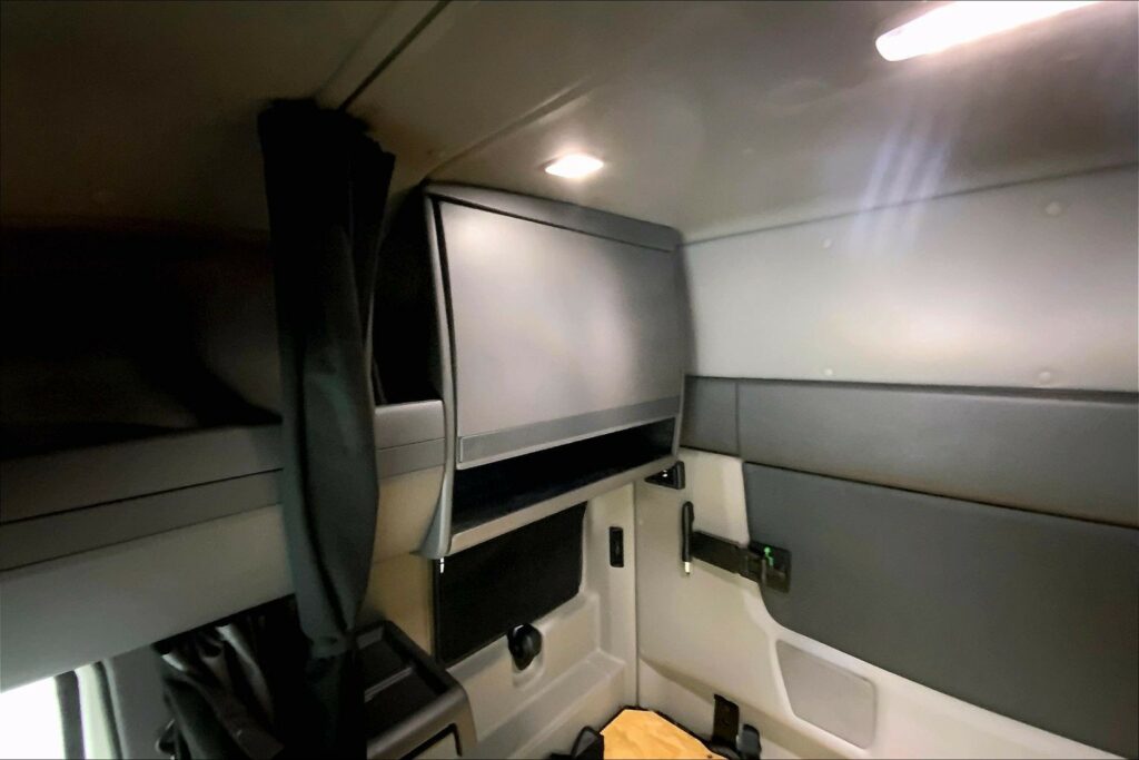 2022 CUM LT625 6×4 Sleeper