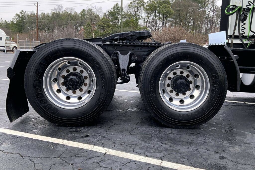 2022 CUM LT625 6×4 Sleeper