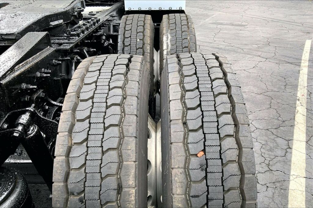 2022 CUM LT625 6×4 Sleeper