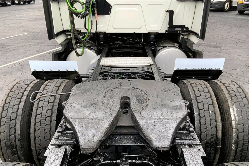 2022 CUM LT625 6×4 Sleeper