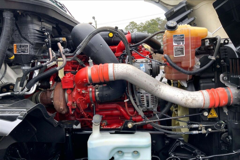 2022 CUM LT625 6×4 Sleeper