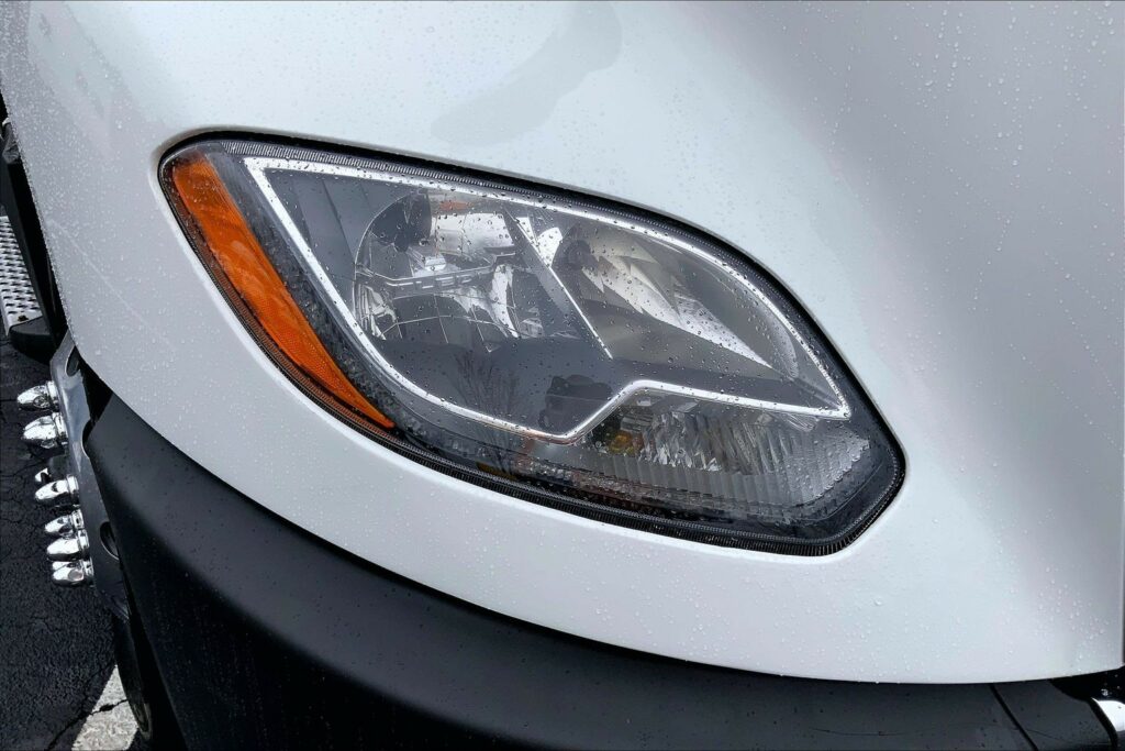 2022 CUM LT625 6×4 Sleeper