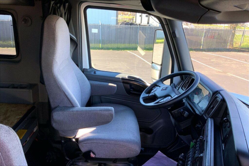 2023 INT LT625 6×4 Sleeper