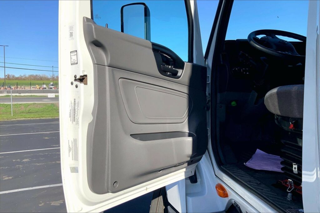 2023 INT LT625 6×4 Sleeper