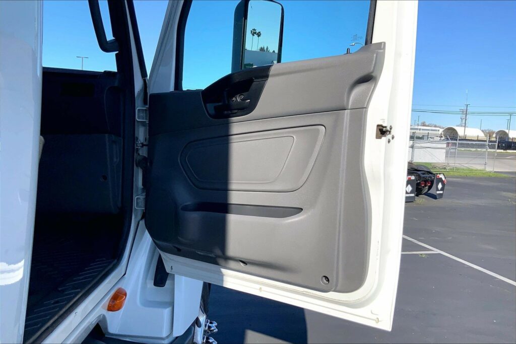 2023 INT LT625 6×4 Sleeper