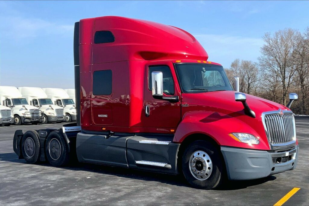 2022 CUM LT625 6×4 Sleeper