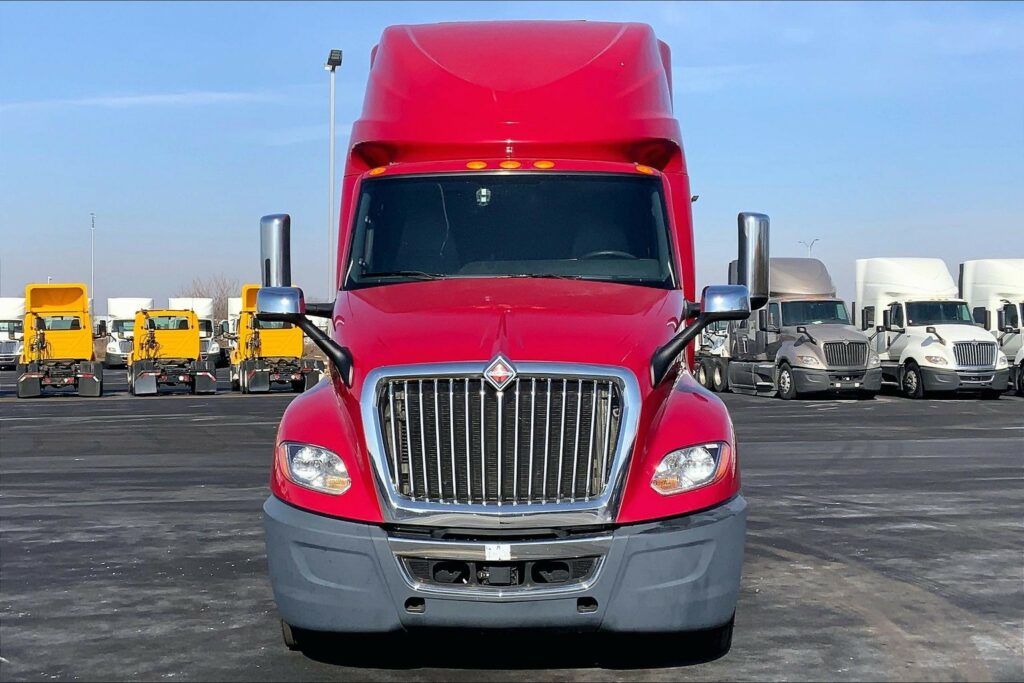 2022 CUM LT625 6×4 Sleeper