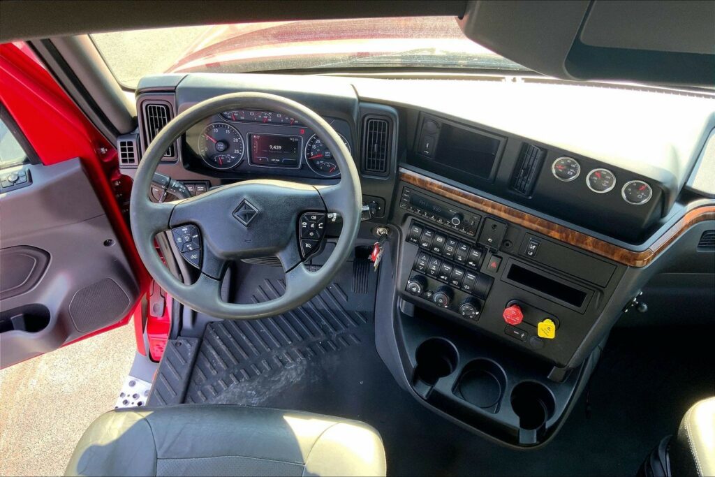 2022 CUM LT625 6×4 Sleeper