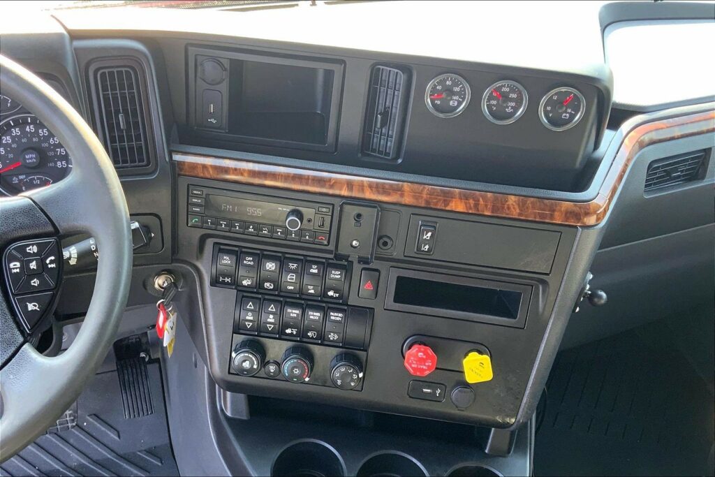 2022 CUM LT625 6×4 Sleeper