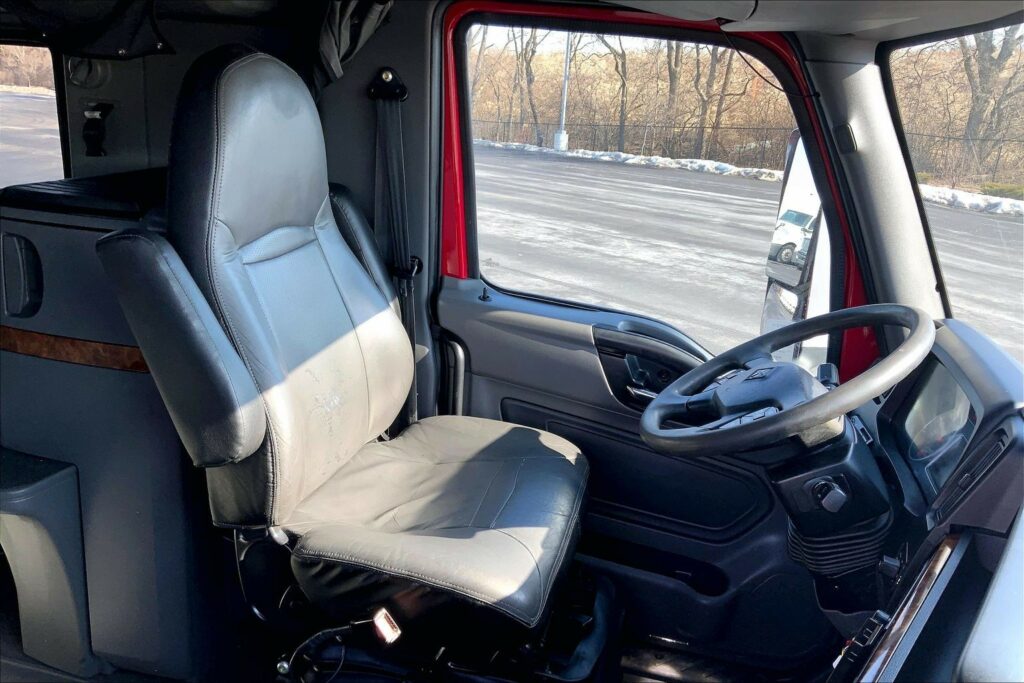 2022 CUM LT625 6×4 Sleeper