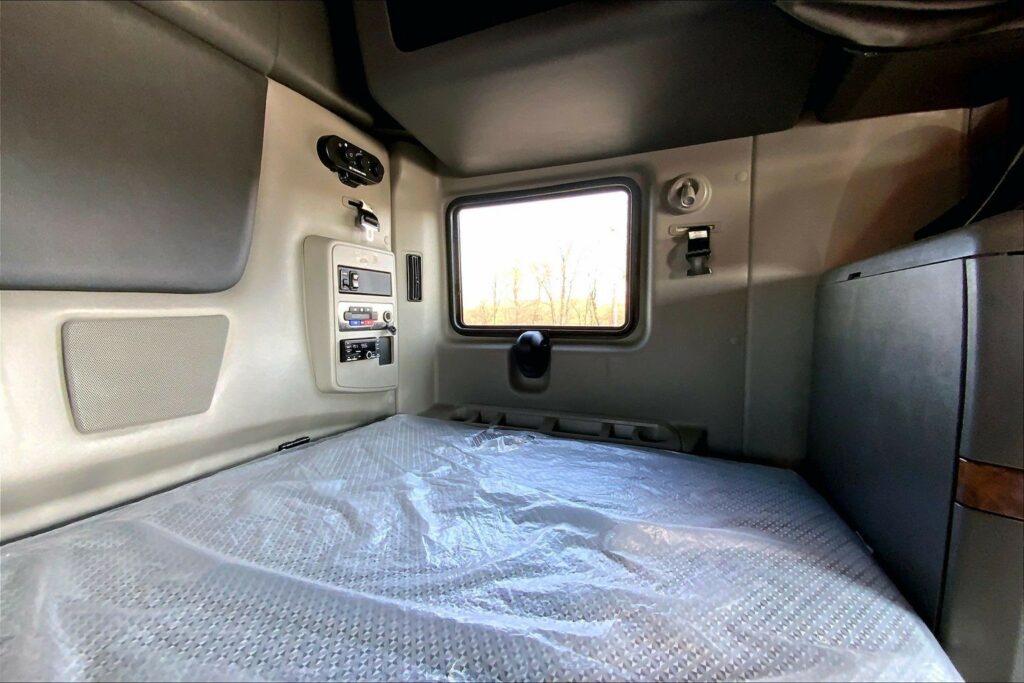 2022 CUM LT625 6×4 Sleeper